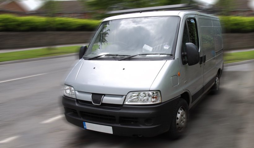 Choisissez soigneusement les supports sur lesquels vous diffuserez votre annonce. Optez pour des plateformes en ligne spécialisées dans la vente de véhicules d'occasion, de préférence celles qui ont une audience importante dans le domaine des utilitaires. Lorsque vous rédigez votre annonce, utilisez un titre clair et précis qui attire l'attention des acheteurs potentiels. Reprenez les informations importantes de la description de votre utilitaire et ajoutez des détails techniques pertinents. N'oubliez pas d'inclure le prix demandé et vos coordonnées pour que les intéressés puissent vous contacter facilement. Une fois votre annonce publiée, assurez-vous de répondre rapidement aux demandes de renseignements et aux offres d'achat. Soyez disponible pour organiser des visites et des essais routiers et n'hésitez pas à négocier le prix, tout en restant ferme sur la valeur de votre utilitaire.