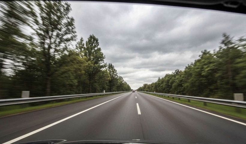 Conduire en toute sécurité par vents forts : conseils et précautions
