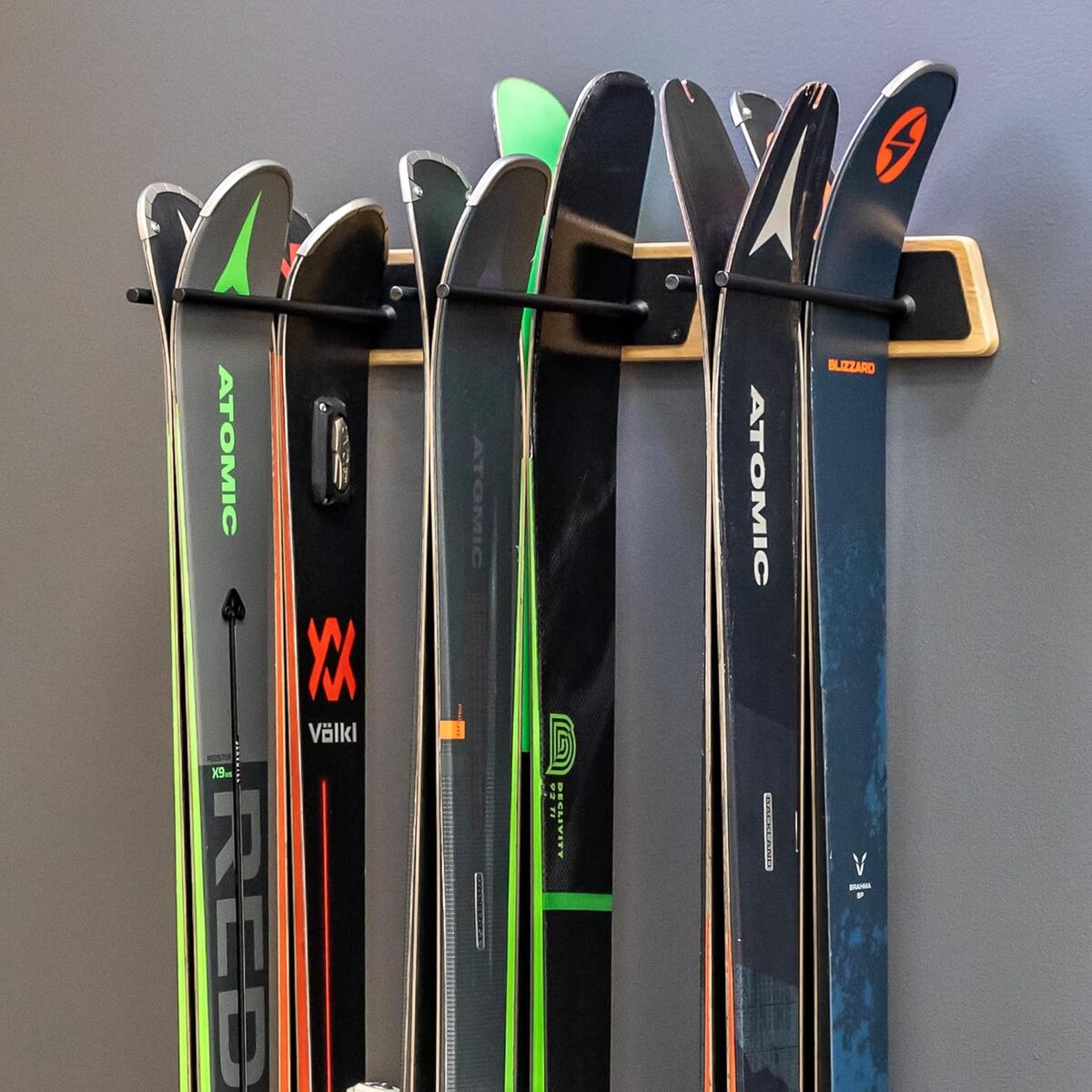 Test du porte-skis StoreYourBoard BLAT : rangement mural robuste pour 6 paires