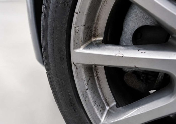 Comment enlever le goudron collé sur les jantes de voiture ?