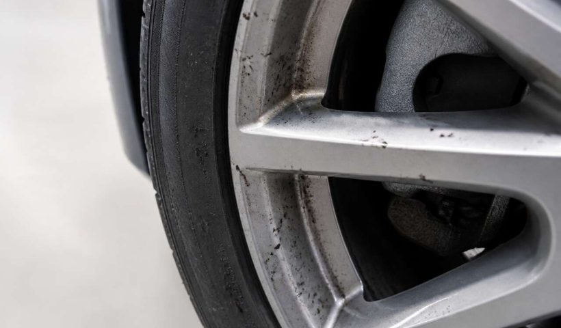 Comment enlever le goudron collé sur les jantes de voiture ?