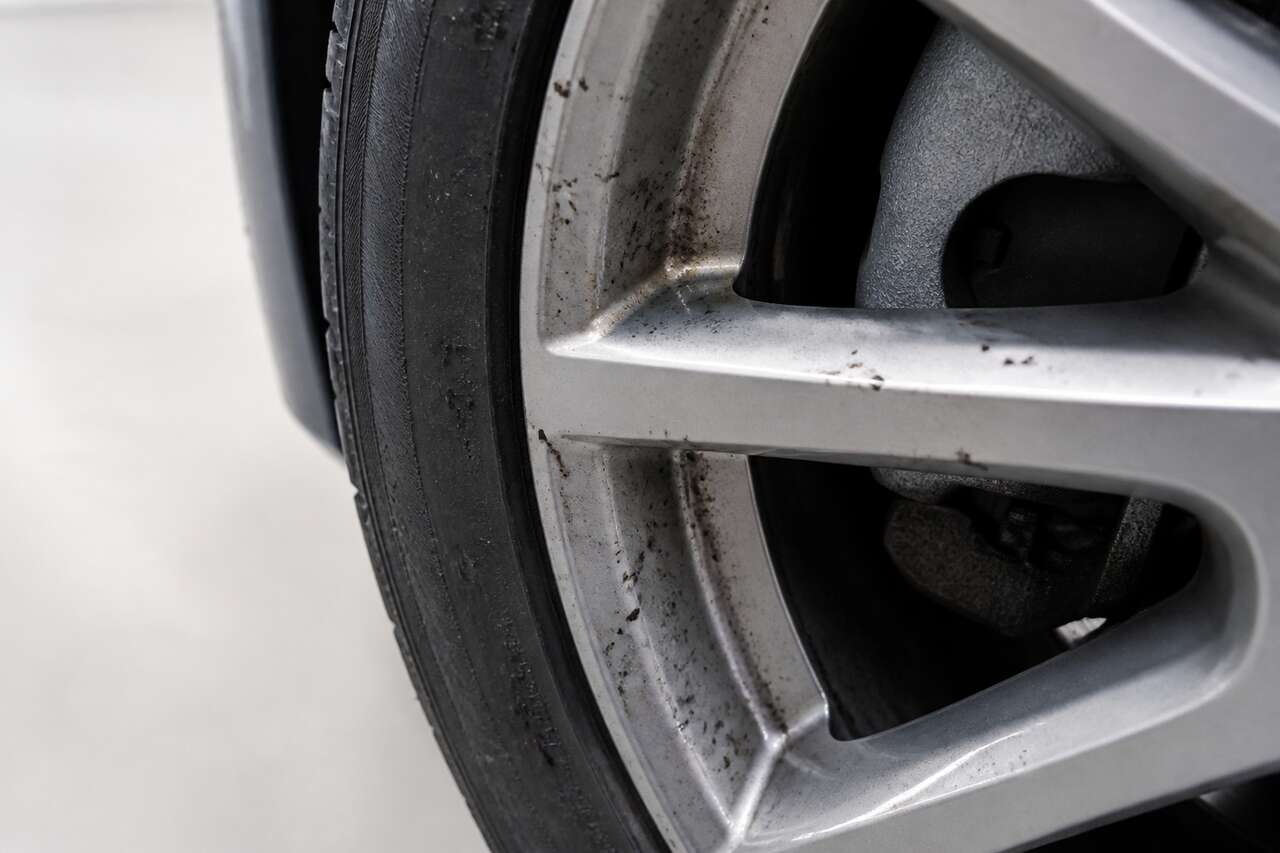 Comment enlever le goudron collé sur les jantes de voiture ?