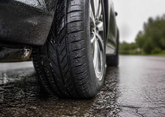 Comprendre l'étiquetage des pneumatiques : pluie, bruit, consommation