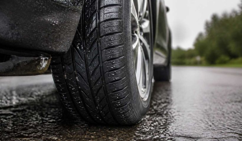 Comprendre l'étiquetage des pneumatiques : pluie, bruit, consommation