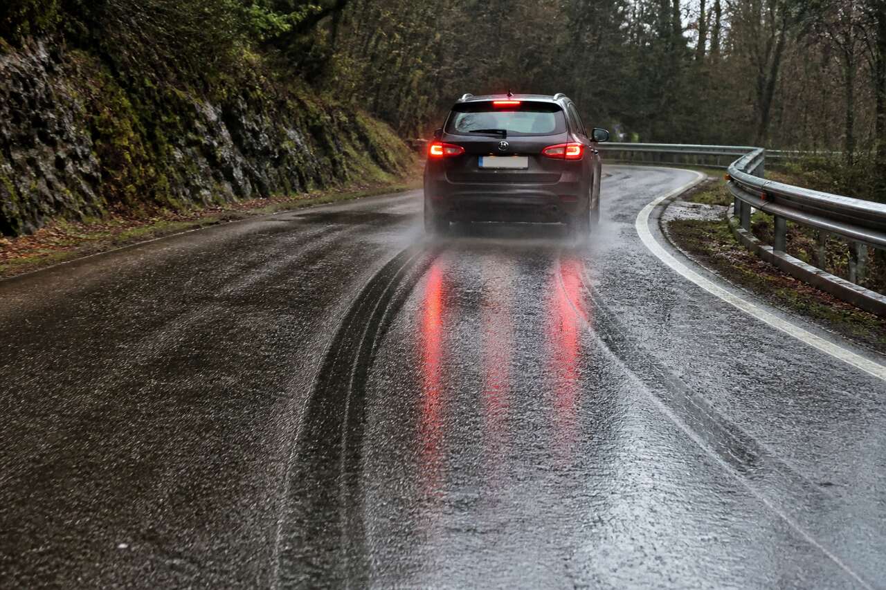 Pluie: adhérence sur sol mouillé, distances de freinage et pièges courants Pluie: adhérence sur sol mouillé, distances de freinage et pièges courants