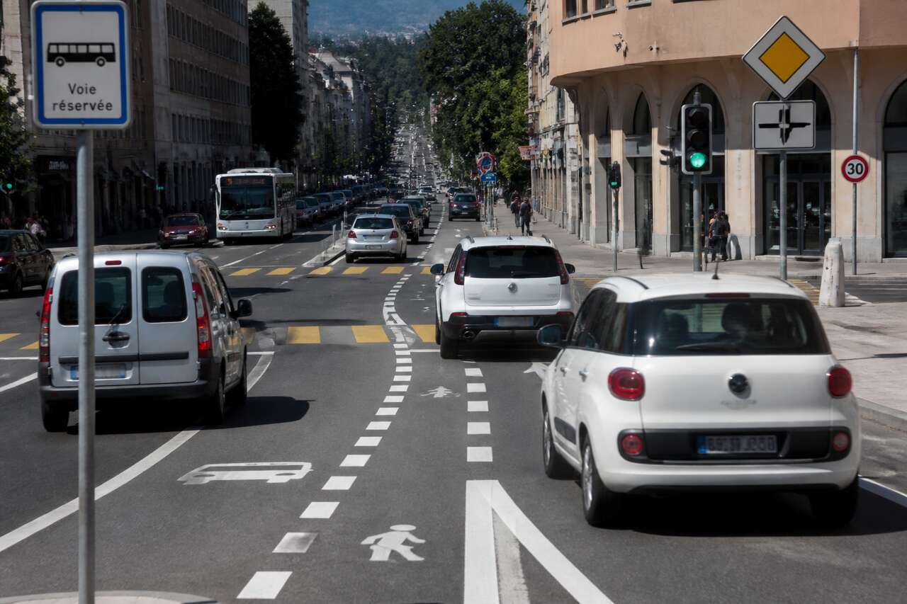 Infractions de circulation souvent oubliées: voies réservées, priorités, marquages au sol Infractions de circulation souvent oubliées: voies réservées, priorités, marquages au sol