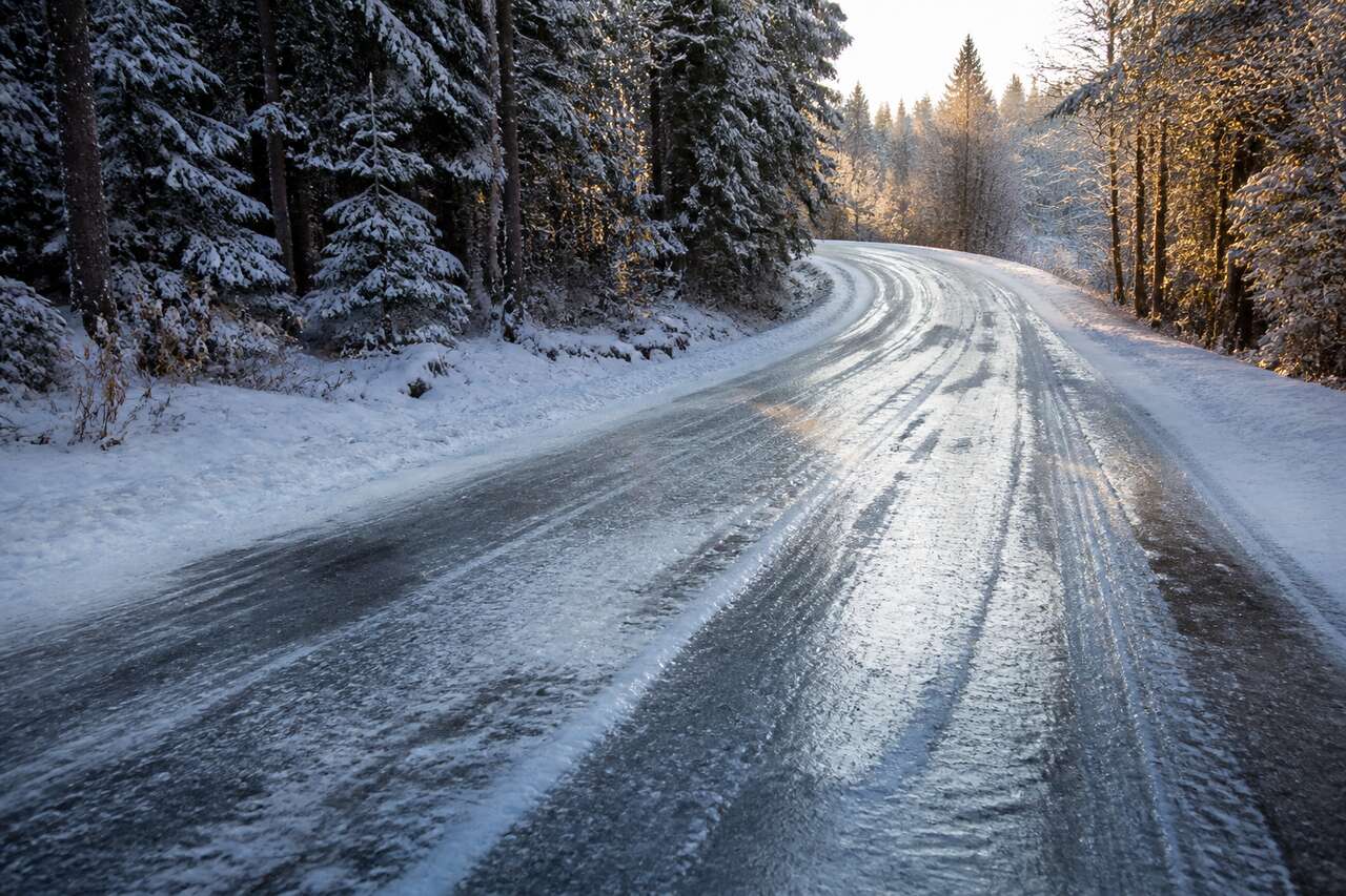 Neige et verglas : ce qui change r&eacute;ellement l&rsquo;adh&eacute;rence
