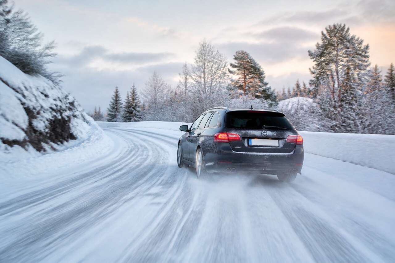 Gestes de conduite sur neige et verglas: acc&eacute;l&eacute;rer, freiner, tourner
