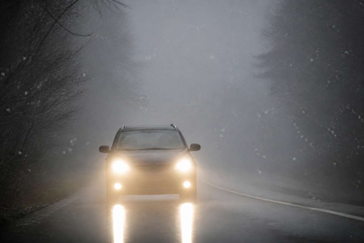 Quand les allumer selon la visibilit&eacute;: brouillard, pluie intense, neige