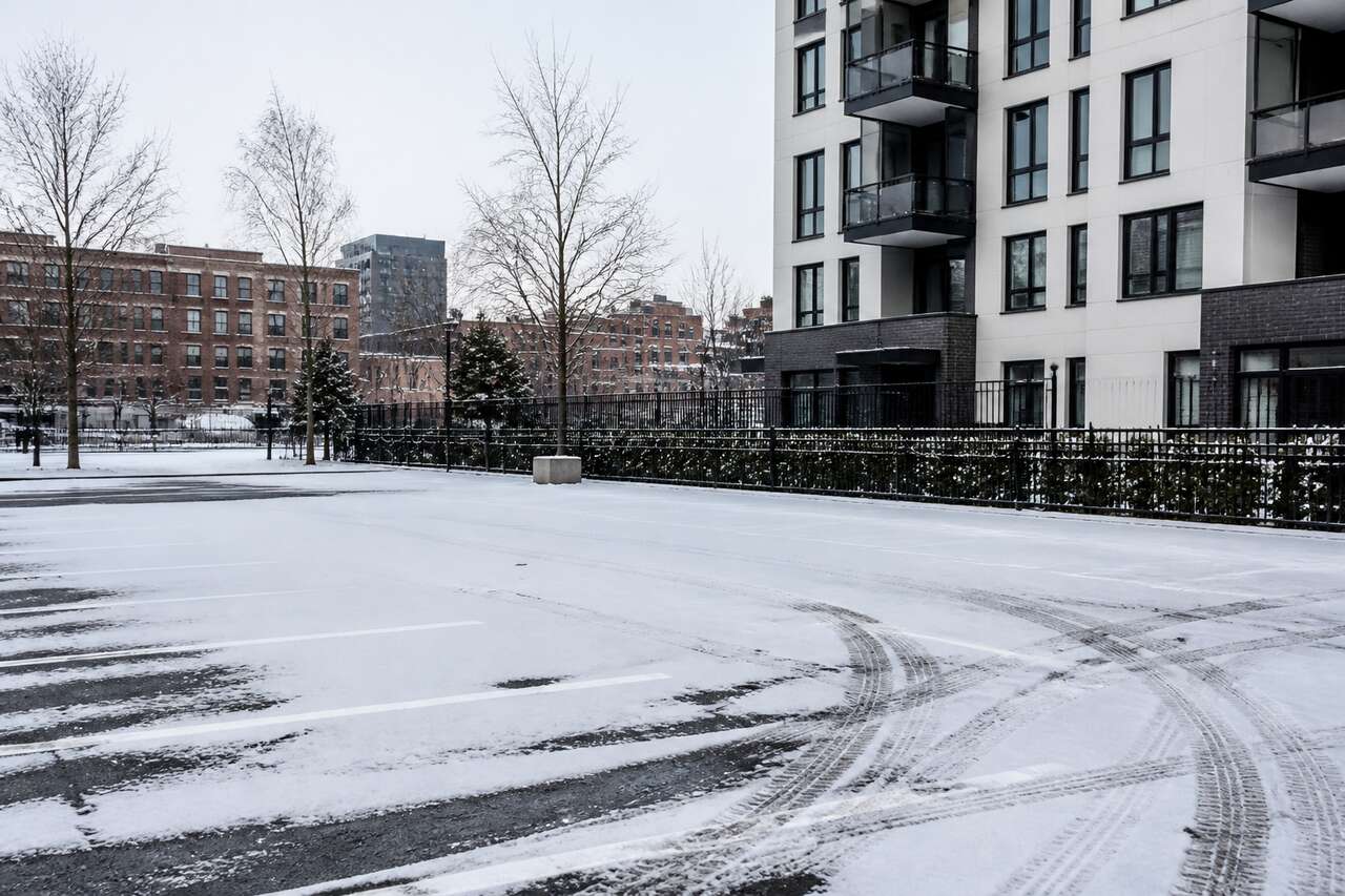 Pourquoi l'hiver peut changer la rentabilit&eacute; d'une place de parking